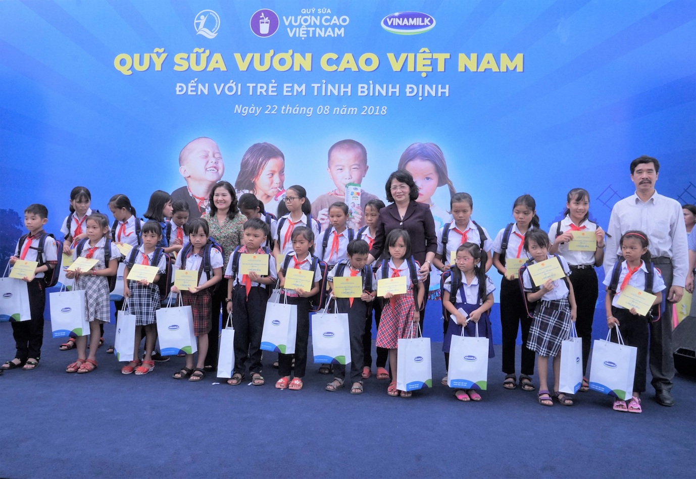 Vinamilk[-]và[-]Quỹ[-]Sữa[-]Vươn[-]Cao[-]Việt[-]Nam[-]trao[-]64.000[-]ly[-]sữa[-]cho[-]trẻ[-]em[-]t[-]ỉnh[-]Bình[-]Định
